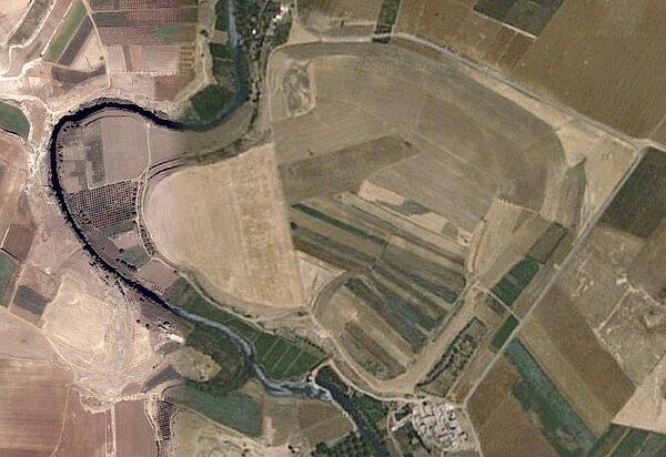 Figure 2 - Tell al-Nasriyah, image satellite Google Digital Globe 2008. Le site est défendu au nord et à l’est par des levées de  terre massive longues de 800 m et hautes de plus de 40 mètres, au sud et à l’ouest par le fleuve