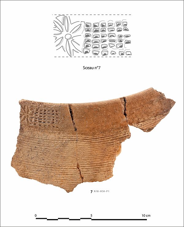 Figure 3 - Tell al-Nasriyah, Bronze ancien. Sondage stratigraphique H en ville basse, empreinte de sceau-cylindre sur bord de marmite