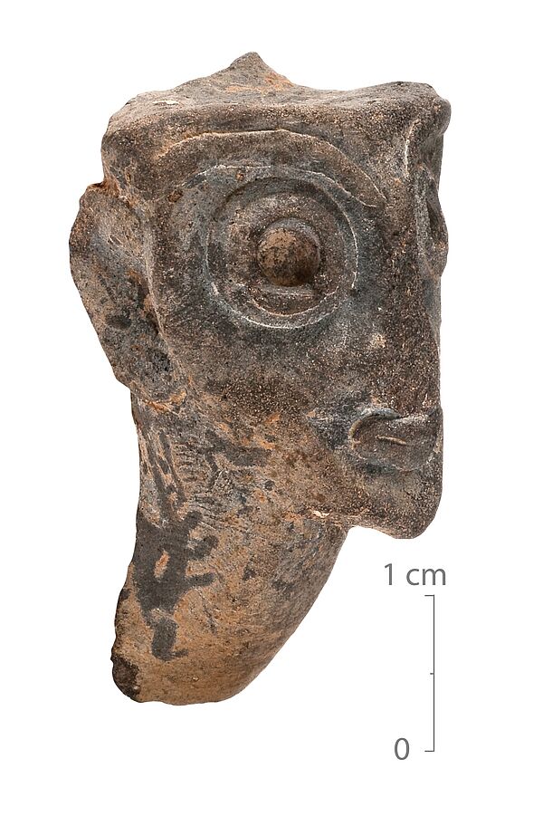 Figure 4- Tell al-Nasriyah amorrite, Bronze moyen. Sondage stratigraphique H en ville basse, le matériel de la favissa, figurine en terre cuite fragmentaire, tête royale