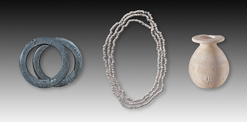 Double bracelet, collier et petit flacon à parfum en albâtre. Ancienne Égypte.