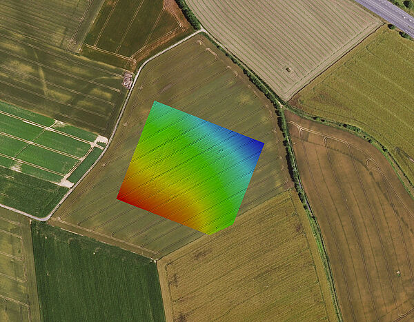 Réalisation polychromique d’un modèle numérique de terrain (MNT) d’un sanctuaire romain en Haut-de-France. Relevé effectué par drone, à 120 mètres d’altitude.