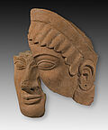 Deux fragments d’un visage associés a posteriori sous un logiciel de production image. Figurine en terre cuite réalisé par modelage (coroplastie). Grèce antique.